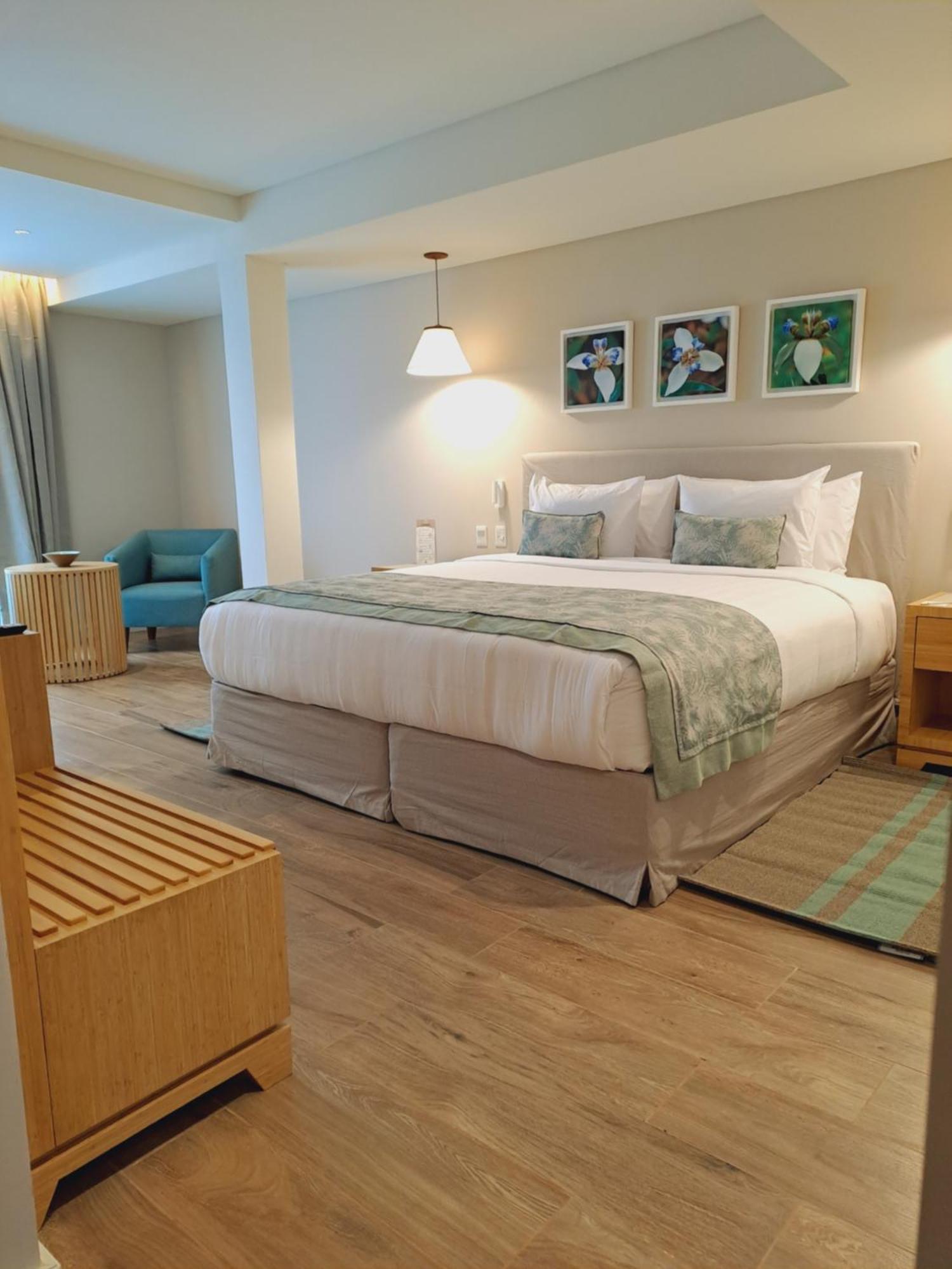 Habitación con cama extragrande.